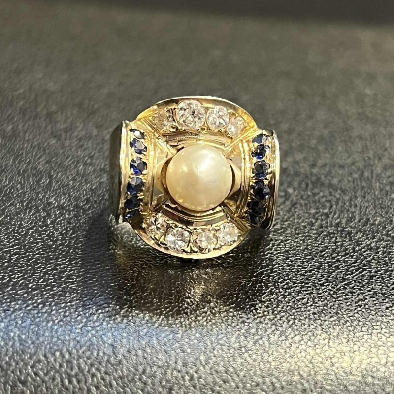 Art Deco ring in 18K geelgoud bezet met een parel, diamanten en saffieren
