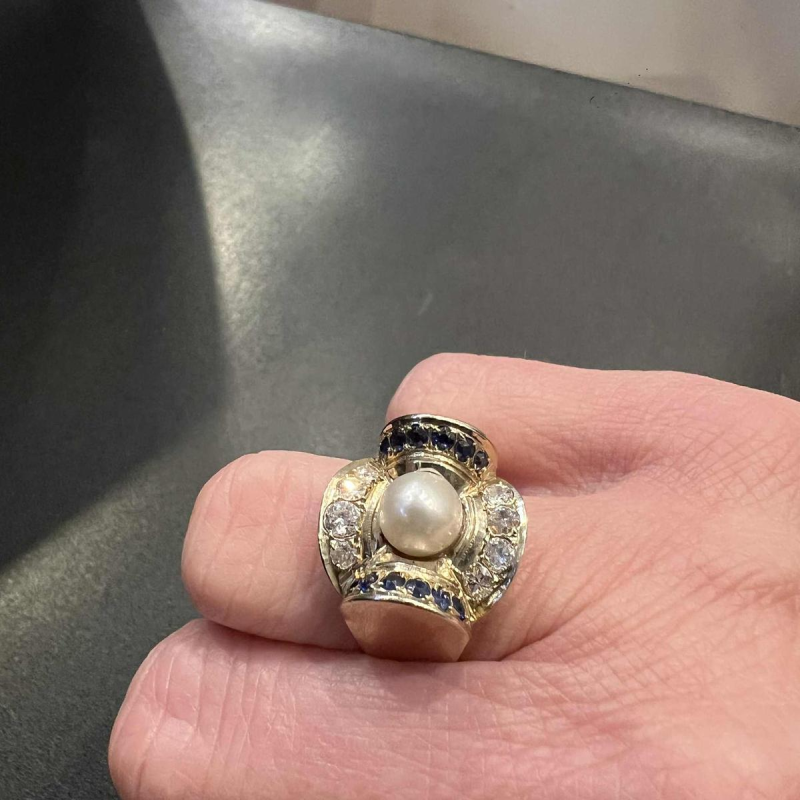 Art Deco ring in 18K geelgoud bezet met een parel, diamanten en saffieren
