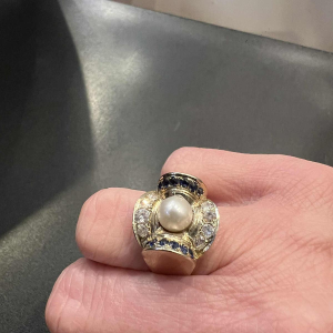 Art Deco ring in 18K geelgoud bezet met een parel, diamanten en saffieren