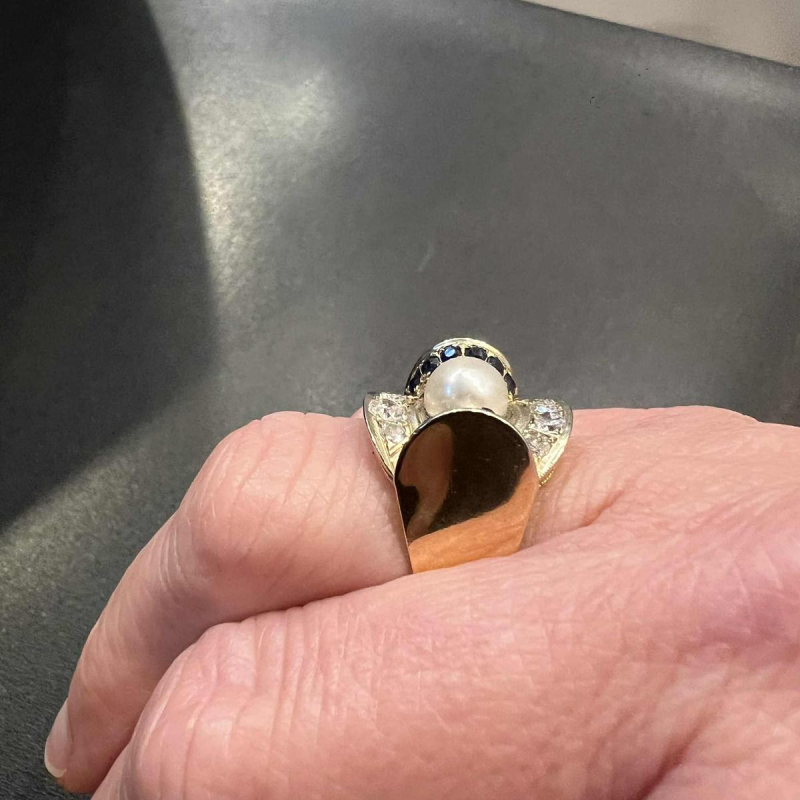 Art Deco ring in 18K geelgoud bezet met een parel, diamanten en saffieren