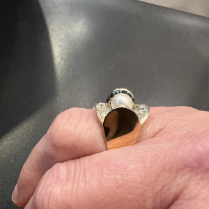 Art Deco ring in 18K geelgoud bezet met een parel, diamanten en saffieren
