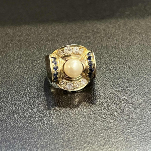 Art Deco ring in 18K geelgoud bezet met een parel, diamanten en saffieren