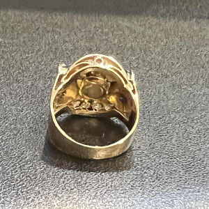 Bague Art Déco en or jaune 18K sertie d’une perle, diamants et saphirs