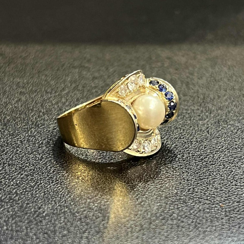 Art Deco ring in 18K geelgoud bezet met een parel, diamanten en saffieren