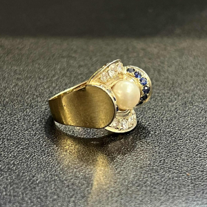 Art Deco ring in 18K yellow gold set with a pearl, diamonds and sapphires