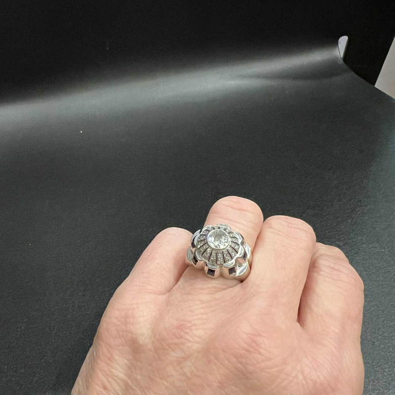 18K witgouden ring met een centrale diamant omringd door kleinere diamanten en saffieren
