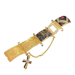 Christian LACROIX, beweegbare manchetarmband in goudkleurig metaal, met strass-steentjes en brokaatmotieven.