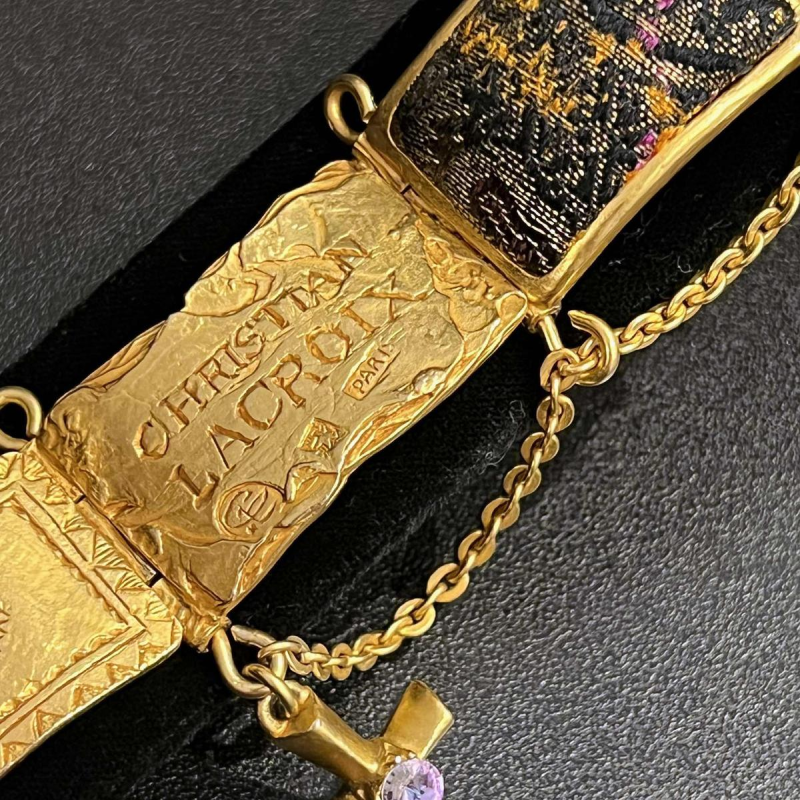 Christian LACROIX, bracelet manchette articulé en métal doré, strass et motifs en brocart