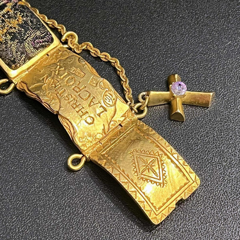 Christian LACROIX, beweegbare manchetarmband in goudkleurig metaal, met strass-steentjes en brokaatmotieven.