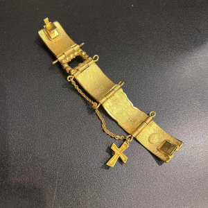 Christian LACROIX, beweegbare manchetarmband in goudkleurig metaal, met strass-steentjes en brokaatmotieven.