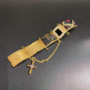 Christian LACROIX, beweegbare manchetarmband in goudkleurig metaal, met strass-steentjes en brokaatmotieven.