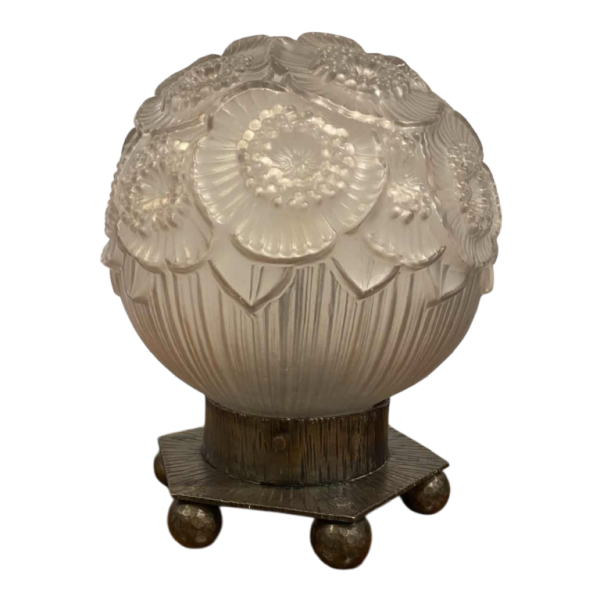 Art Deco tafellamp, geperst 'bol' glas met florale decoratie, zeshoekige smeedijzeren voet, ca 1930