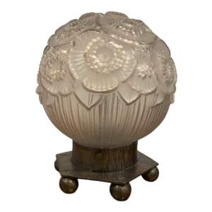 Lampe à poser Art Déco, verre 'boule' pressé moulé à décor floral, base hexagonale en fer forgé, ca 1930