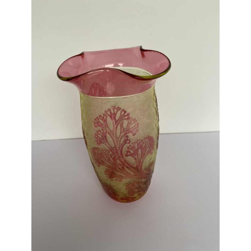 Cristallerie du val-Saint-Lambert, vase "Algues" verre à l'urane doublé et dégagé à l'acide, 1897