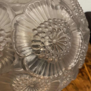 Art Deco tafellamp, geperst 'bol' glas met florale decoratie, zeshoekige smeedijzeren voet, ca 1930