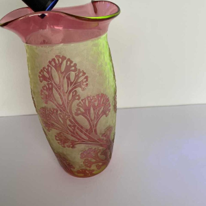 Cristallerie du val-Saint-Lambert, Algues vase urane glass lined and acid-etched, 1897