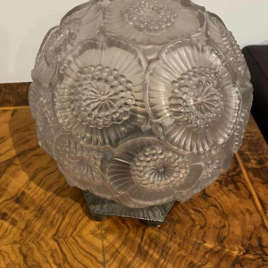 Lampe à poser Art Déco, verre 'boule' pressé moulé à décor floral, base hexagonale en fer forgé, ca 1930