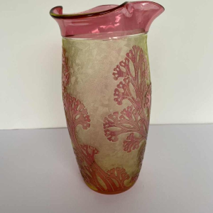 Cristallerie du val-Saint-Lambert, Algues vase urane glass lined and acid-etched, 1897