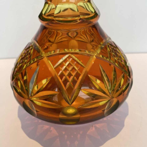 Val Saint Lambert, vase à long col en cristal urane taillé, doublé orange