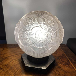 Lampe à poser Art Déco, verre 'boule' pressé moulé à décor floral, base hexagonale en fer forgé, ca 1930