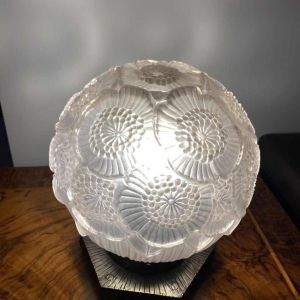 Lampe à poser Art Déco, verre 'boule' pressé moulé à décor floral, base hexagonale en fer forgé, ca 1930