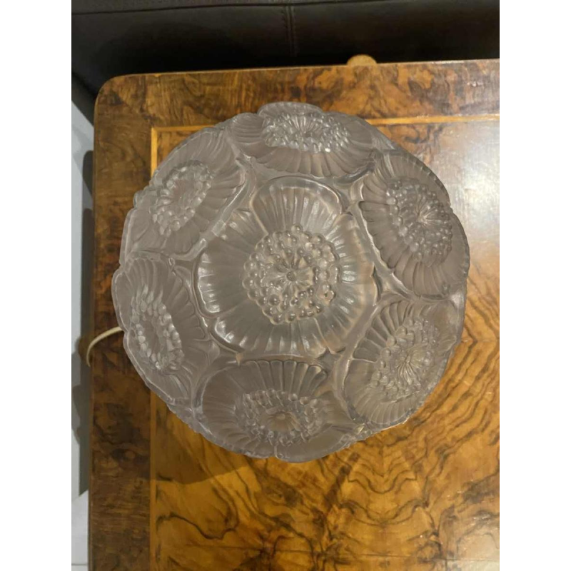 Art Deco tafellamp, geperst 'bol' glas met florale decoratie, zeshoekige smeedijzeren voet, ca 1930