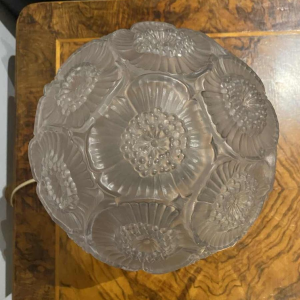 Lampe à poser Art Déco, verre 'boule' pressé moulé à décor floral, base hexagonale en fer forgé, ca 1930