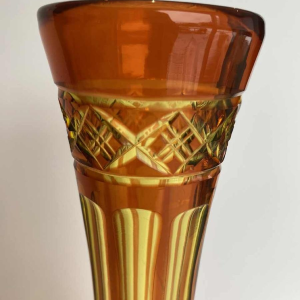 Val Saint Lambert, vase à long col en cristal urane taillé, doublé orange