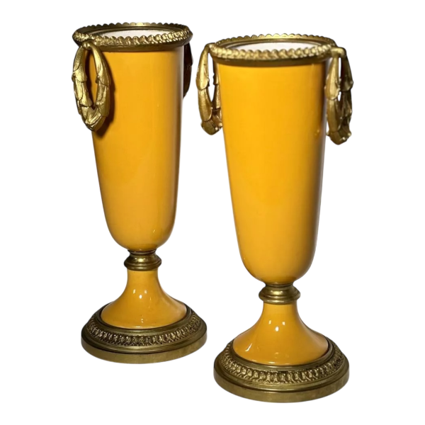 Paar porseleinen vazen op sokkels, versierd met een verguld bronzen montuur, 19e eeuw