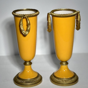 Paar porseleinen vazen op sokkels, versierd met een verguld bronzen montuur, 19e eeuw