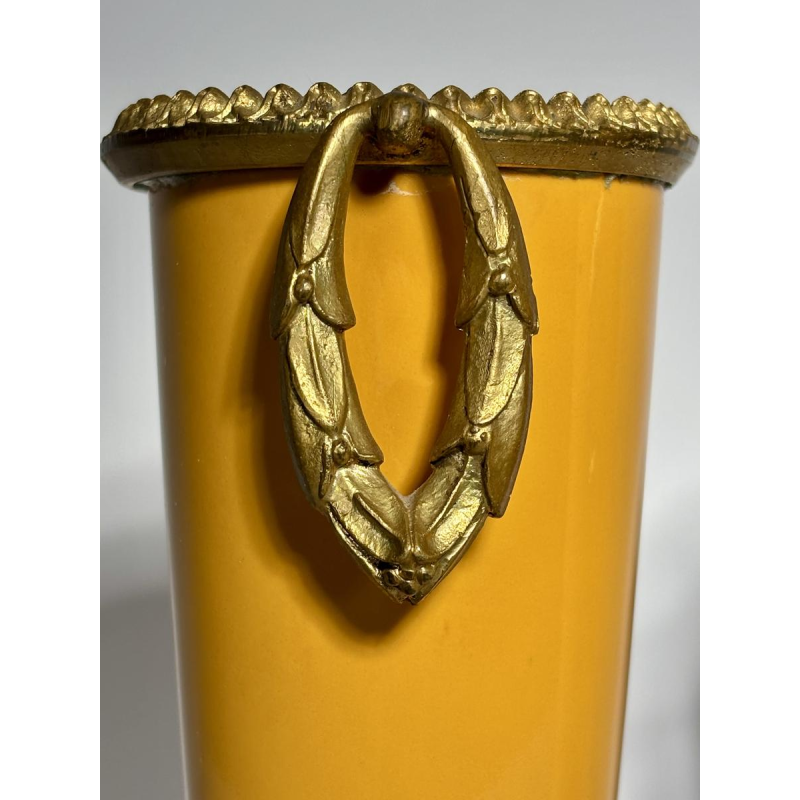 Paar porseleinen vazen op sokkels, versierd met een verguld bronzen montuur, 19e eeuw