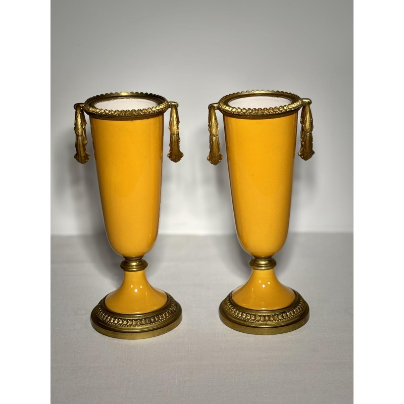 Paar porseleinen vazen op sokkels, versierd met een verguld bronzen montuur, 19e eeuw