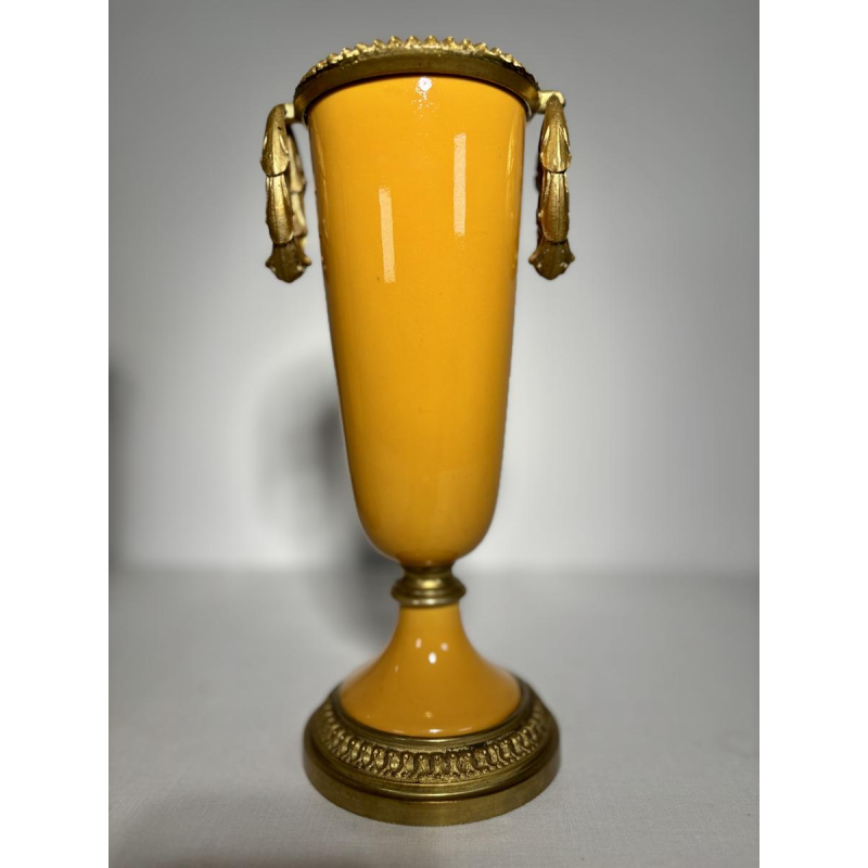 Paar porseleinen vazen op sokkels, versierd met een verguld bronzen montuur, 19e eeuw