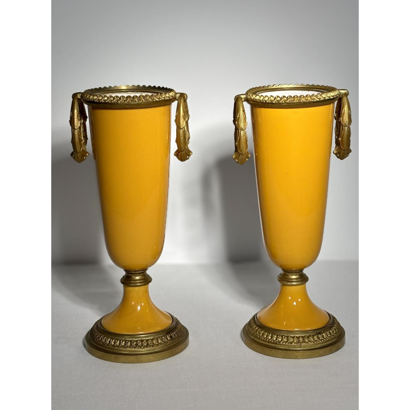 Paar porseleinen vazen op sokkels, versierd met een verguld bronzen montuur, 19e eeuw