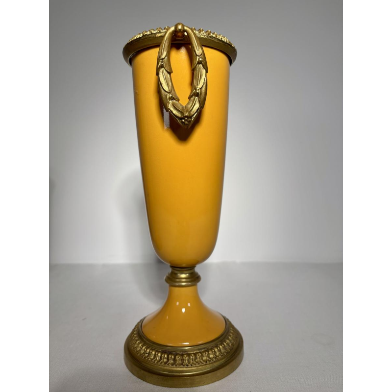 Paar porseleinen vazen op sokkels, versierd met een verguld bronzen montuur, 19e eeuw