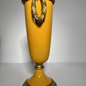 Paire de vases sur piédouche en porcelaine ornés d'une monture en bronze doré, XIXe siècle