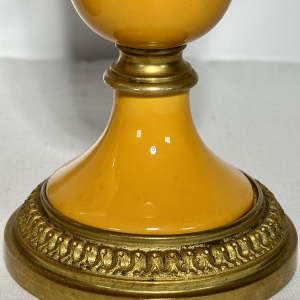 Paire de vases sur piédouche en porcelaine ornés d'une monture en bronze doré, XIXe siècle