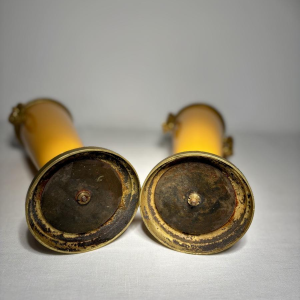 Paar porseleinen vazen op sokkels, versierd met een verguld bronzen montuur, 19e eeuw