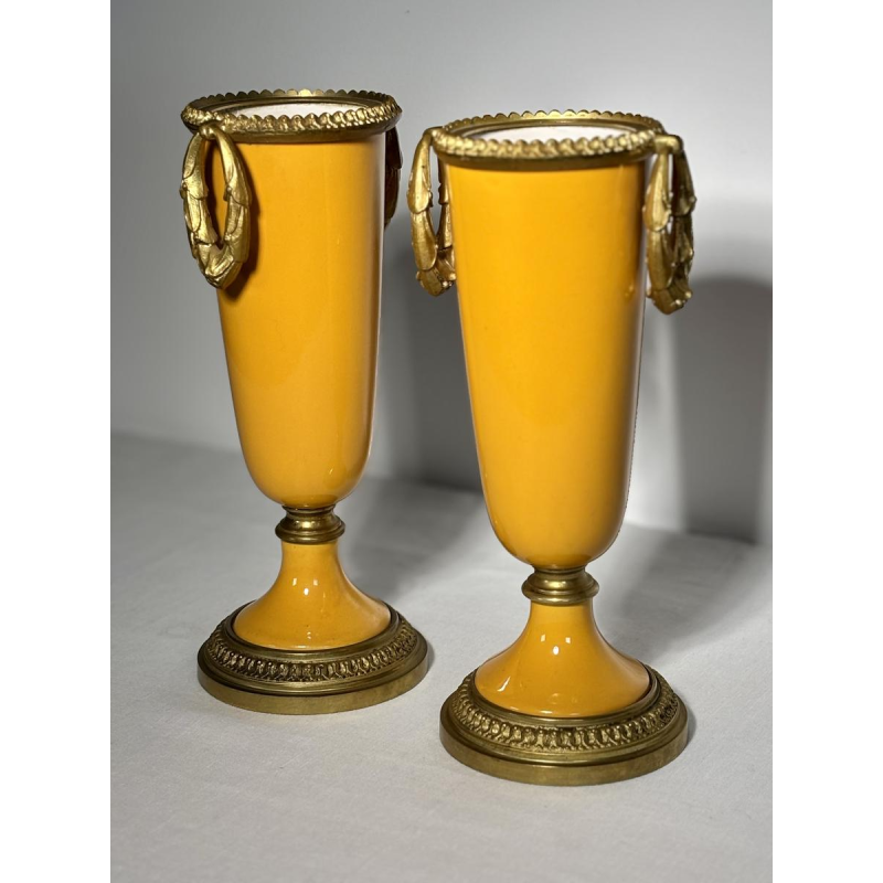 Paar porseleinen vazen op sokkels, versierd met een verguld bronzen montuur, 19e eeuw
