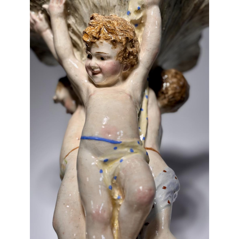 Grand centre de table en majolique, Putti et coquilles, Italie fin 19e s - début 20e s