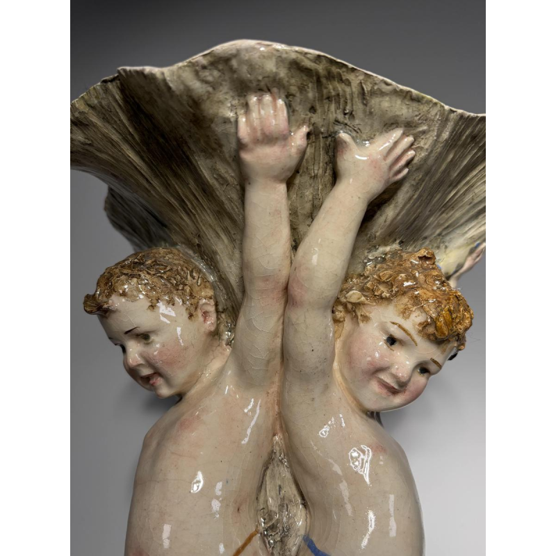 Grand centre de table en majolique, Putti et coquilles, Italie fin 19e s - début 20e s