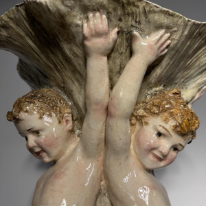 Grand centre de table en majolique, Putti et coquilles, Italie fin 19e s - début 20e s