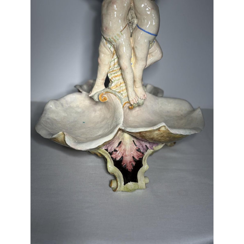 Grand centre de table en majolique, Putti et coquilles, Italie fin 19e s - début 20e s
