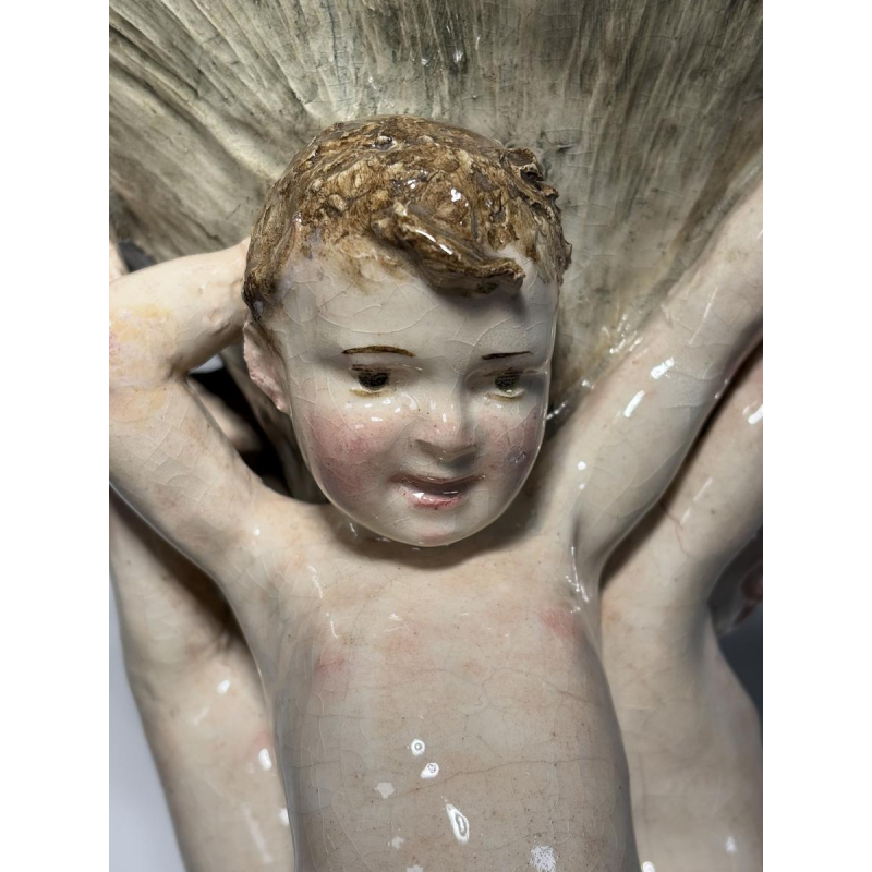 Grand centre de table en majolique, Putti et coquilles, Italie fin 19e s - début 20e s
