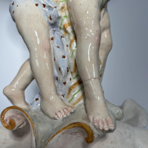 Grand centre de table en majolique, Putti et coquilles, Italie fin 19e s - début 20e s