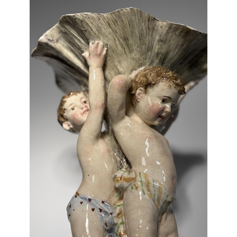 Grand centre de table en majolique, Putti et coquilles, Italie fin 19e s - début 20e s