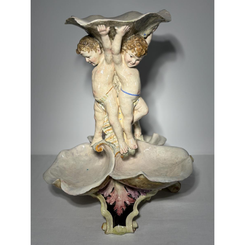 Grand centre de table en majolique, Putti et coquilles, Italie fin 19e s - début 20e s