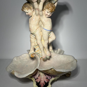 Grand centre de table en majolique, Putti et coquilles, Italie fin 19e s - début 20e s