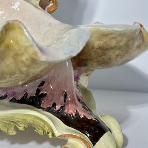 Grand centre de table en majolique, Putti et coquilles, Italie fin 19e s - début 20e s