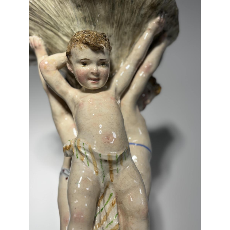 Grand centre de table en majolique, Putti et coquilles, Italie fin 19e s - début 20e s